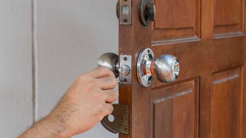 Tipos de cerraduras para puertas de madera: seguridad y estilo para tu hogar