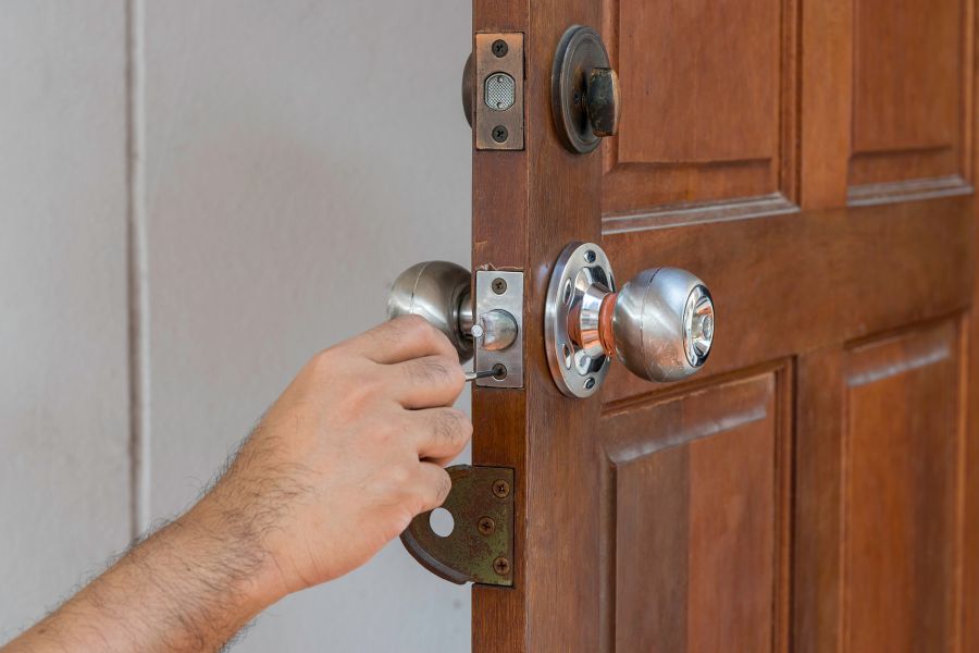 Tipos de cerraduras para puertas de madera: seguridad y estilo para tu hogar