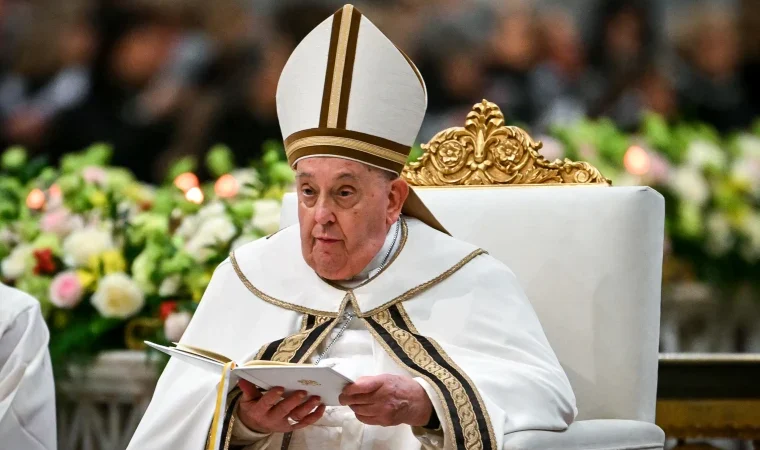 El Papa Francisco se recupera lentamente mientras el mundo se une en oración