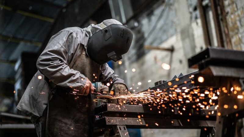 Trump Sacude el Comercio Global: Impone Aranceles del 25% al Acero y Aluminio, Europa y España en la Mira