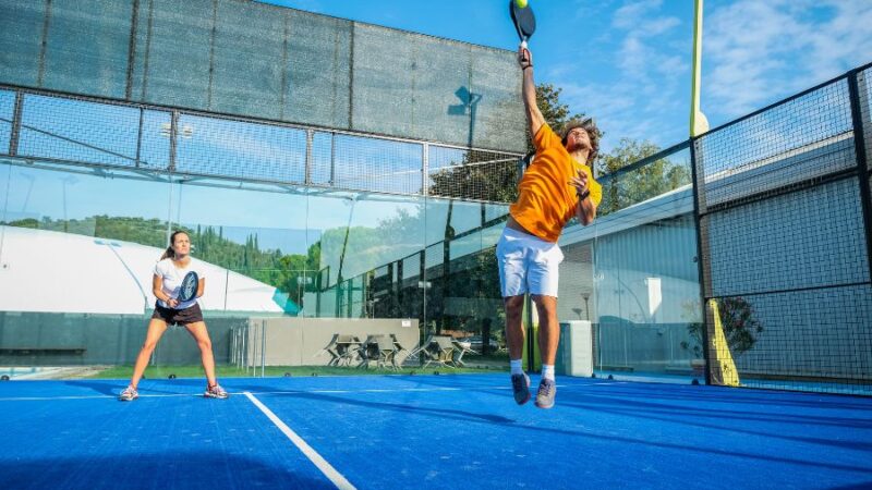 Ejercicio divertido y completo: por qué el pádel está ganando popularidad entre adultos