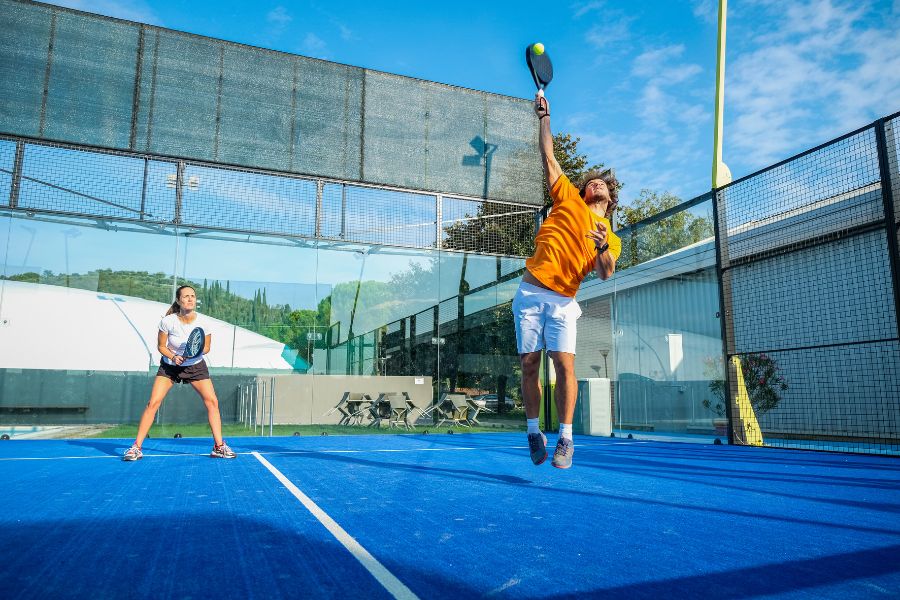 Ejercicio divertido y completo: por qué el pádel está ganando popularidad entre adultos