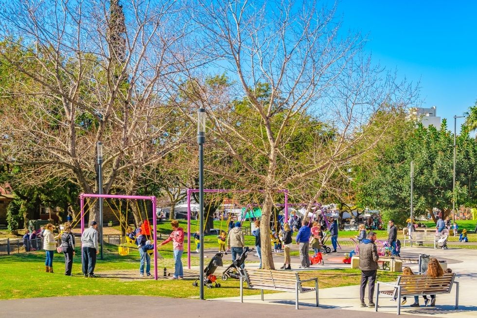 Cómo mejorar parques urbanos con mobiliario bien elegido